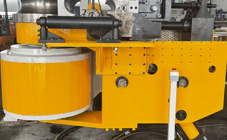 W pełni automatyczna giętarka do rur CNC serii L ze sterowaniem serwohydraulicznym
