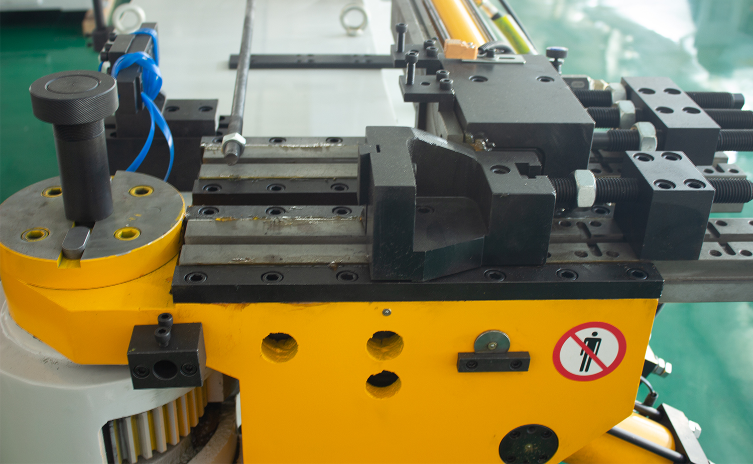 Hydrauliczna giętarka do rur z trzpieniem serii NC S z łatwym ustawieniem programu Hydrauliczna giętarka do rur z trzpieniem serii NC S z łatwym ustawieniem programu