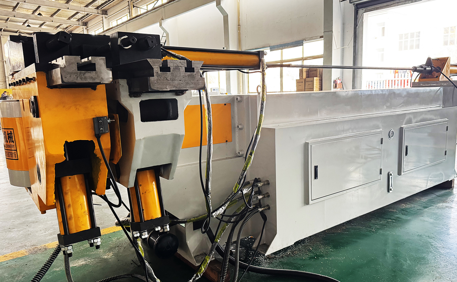 Hydrauliczna giętarka do rur serii NC M ze sterowaniem trzpieniem Hydrauliczna giętarka do rur serii NC M ze sterowaniem trzpieniem