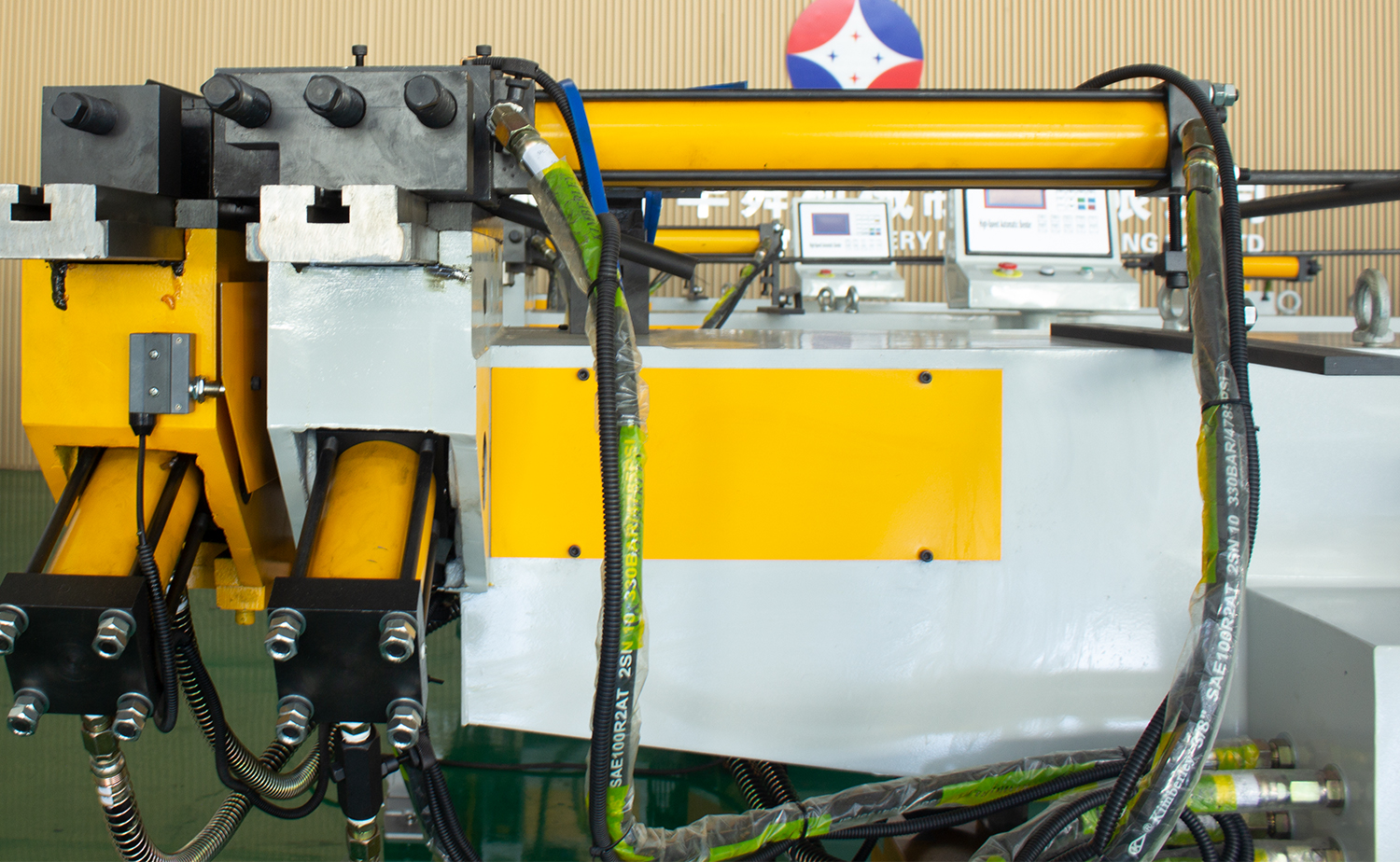 Hydrauliczna giętarka do rur z trzpieniem serii NC S z łatwym ustawieniem programu Hydrauliczna giętarka do rur z trzpieniem serii NC S z łatwym ustawieniem programu