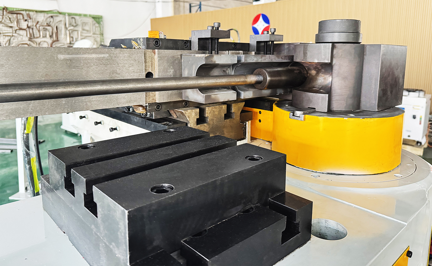 Hydrauliczna giętarka do rur serii NC M ze sterowaniem trzpieniem Hydrauliczna giętarka do rur serii NC M ze sterowaniem trzpieniem
