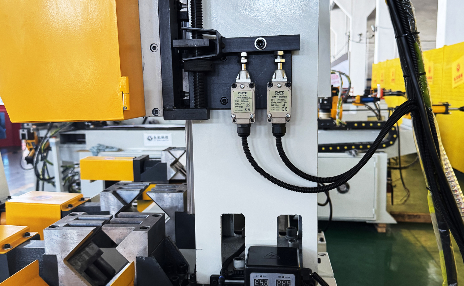 W pełni automatyczna maszyna do cięcia rur z serwomechanizmem serii CNC