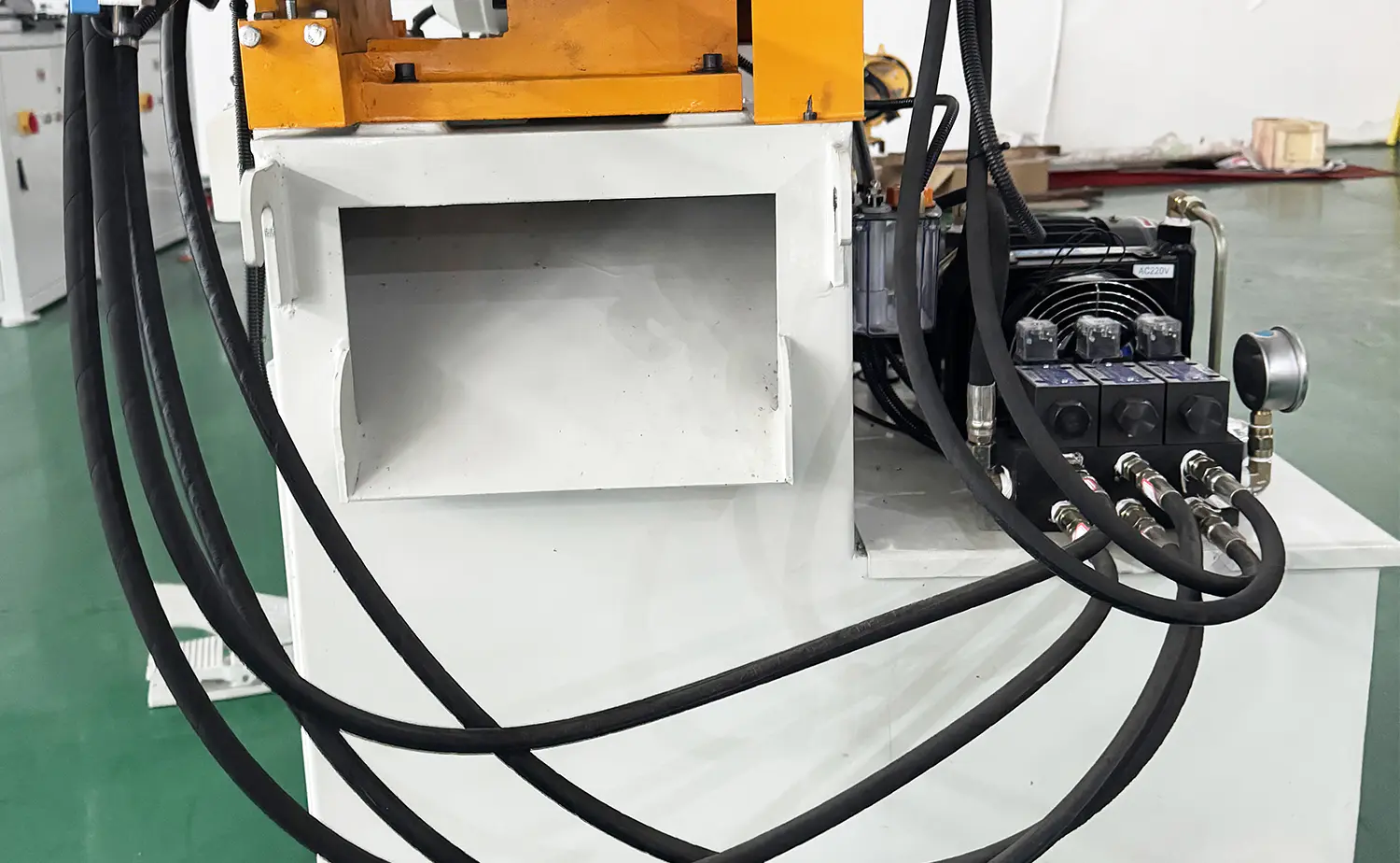 Hydrauliczna półautomatyczna maszyna do fazowania rur serii EF PV1