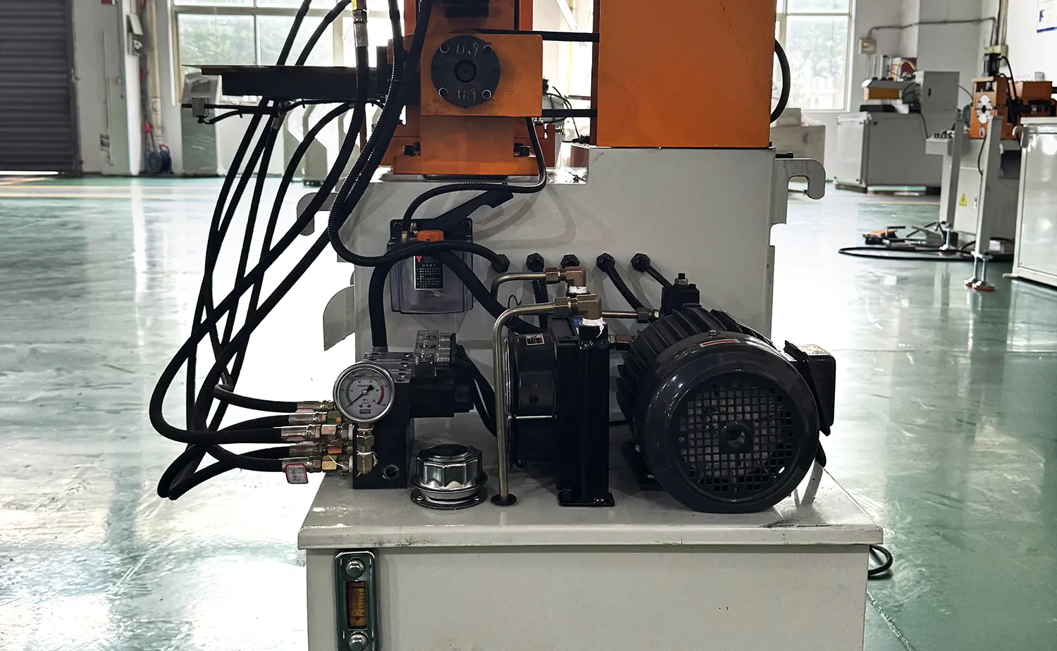 Hydrauliczna półautomatyczna maszyna do fazowania rur serii EF PV1