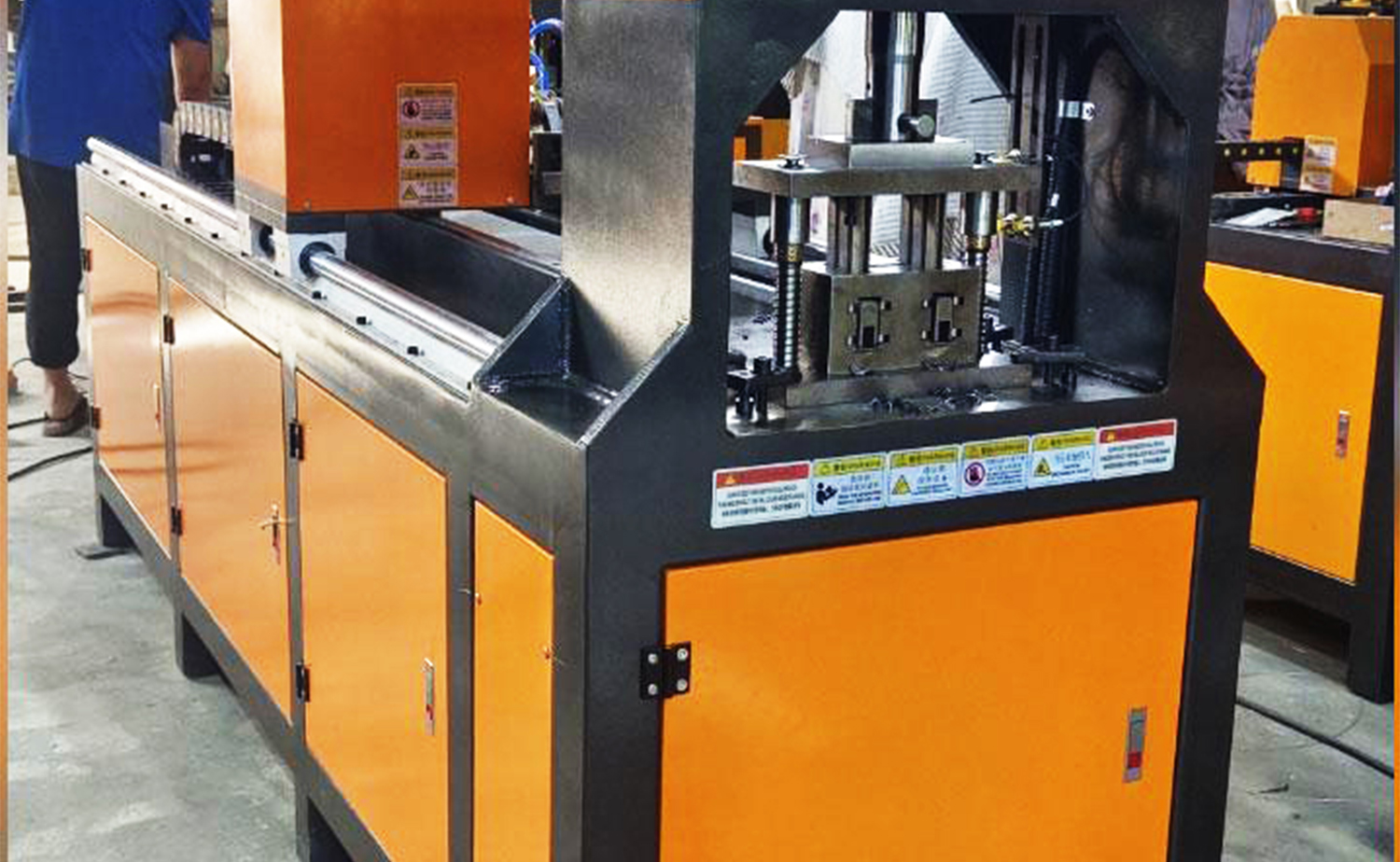 Automatyczna jednocylindrowa hydrauliczna wykrawarka serii CNC