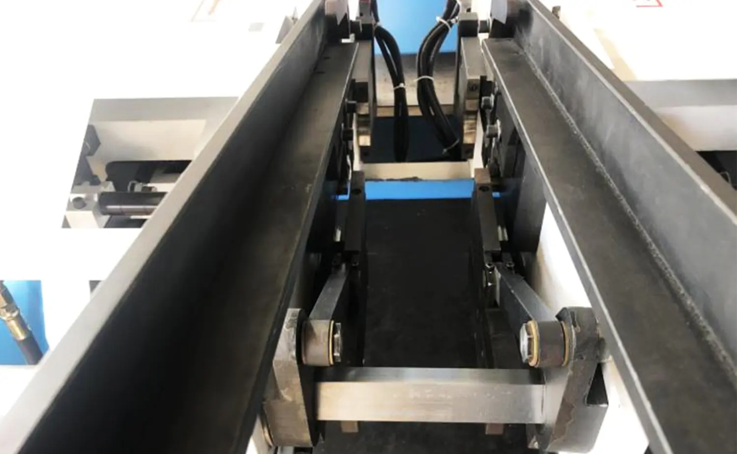 Hydrauliczna maszyna do fazowania rur z podwójną głowicą serii DEF PV Hydrauliczna maszyna do fazowania rur z podwójną głowicą serii DEF PV