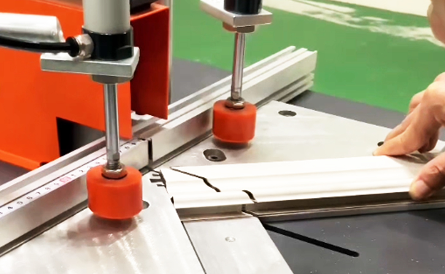 Półautomatyczna maszyna do cięcia rur aluminiowych ES500 z funkcją cięcia pod kątem