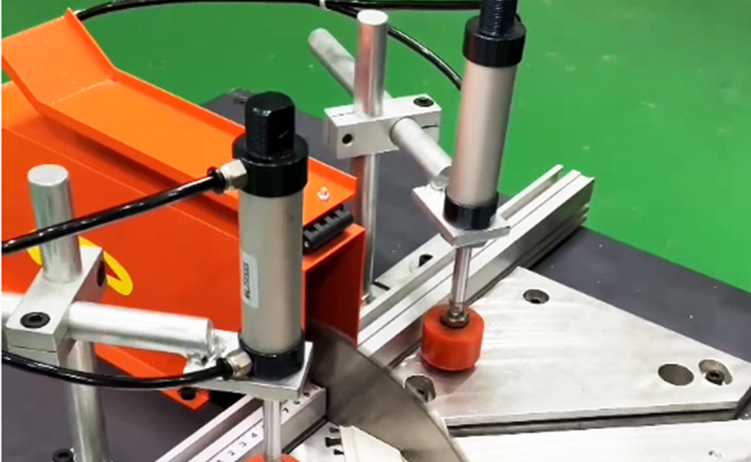 Półautomatyczna maszyna do cięcia rur aluminiowych ES500 z funkcją cięcia pod kątem