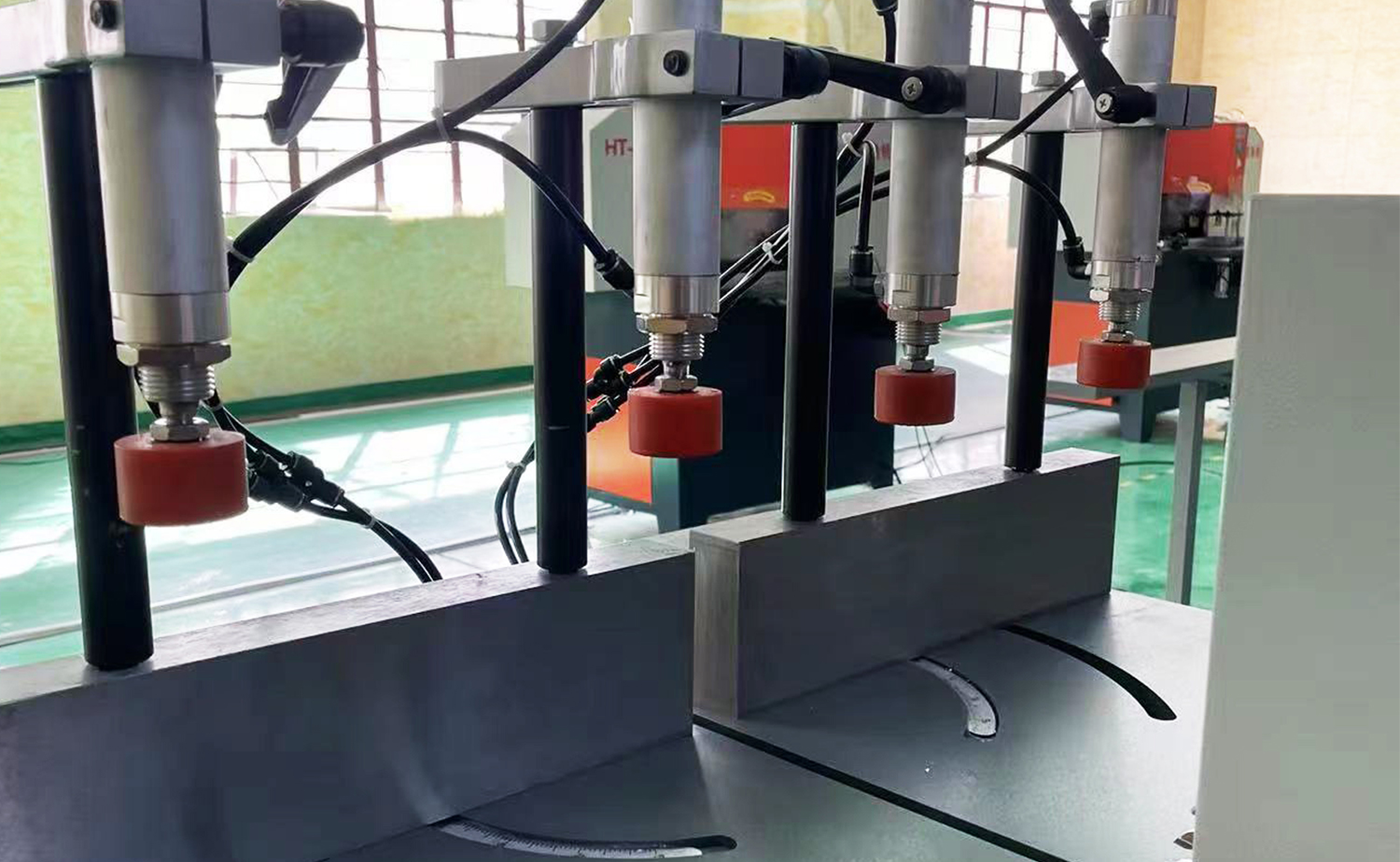 Półautomatyczna maszyna do cięcia aluminium ES550 do dużych profili i rur