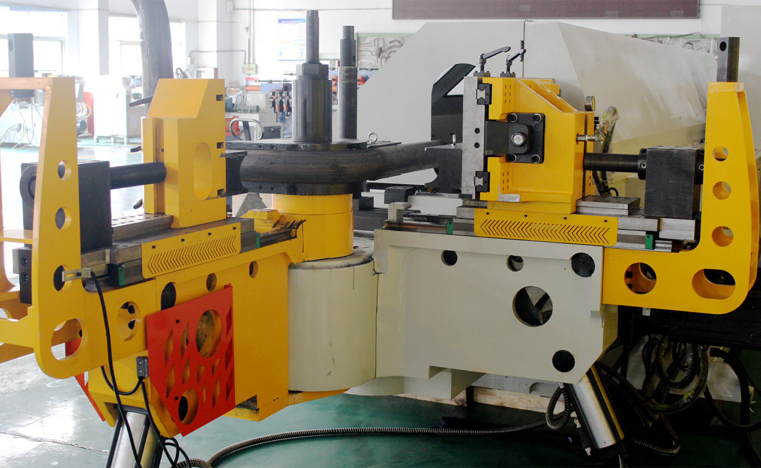 W pełni automatyczna giętarka do rur o wielu promieniach CNC serii M