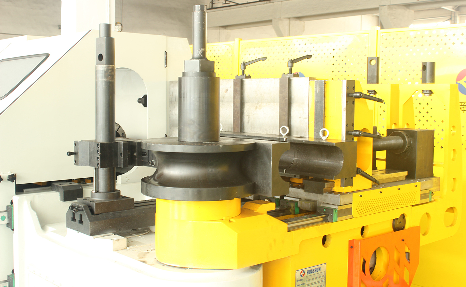 W pełni automatyczna giętarka do rur o wielu promieniach CNC serii M